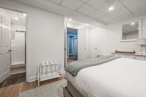 4 bedrooms, desk, iron/ironing board, WiFi