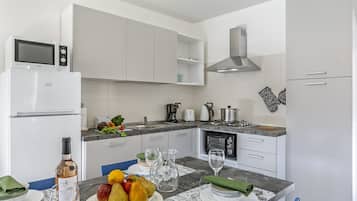 Frigorifero, microonde, forno, piano cottura