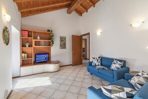 Departamento estándar, varias habitaciones, junto a la playa (Nel Cuore Di Baveno 50m from Lake) | Área de sala de estar | Televisión de pantalla plana de 21 pulgadas con canales digitales 