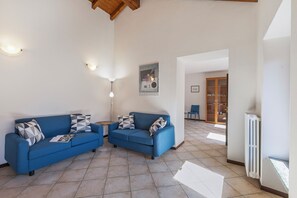 Departamento estándar, varias habitaciones, junto a la playa (Nel Cuore Di Baveno 50m from Lake) | Área de sala de estar | Televisión de pantalla plana de 21 pulgadas con canales digitales 