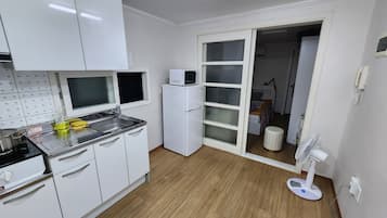 Basic Single Room, Non Smoking | Desk, blackout drapes, free WiFi, bed sheets