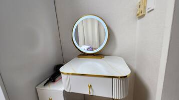 Basic-Einzelzimmer, Nichtraucher | Schreibtisch, Verdunkelungsvorhänge, kostenloses WLAN, Bettwäsche