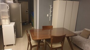 مكتب وستائر تعتيم وواي فاي مجانًا وملاءات أسرّة