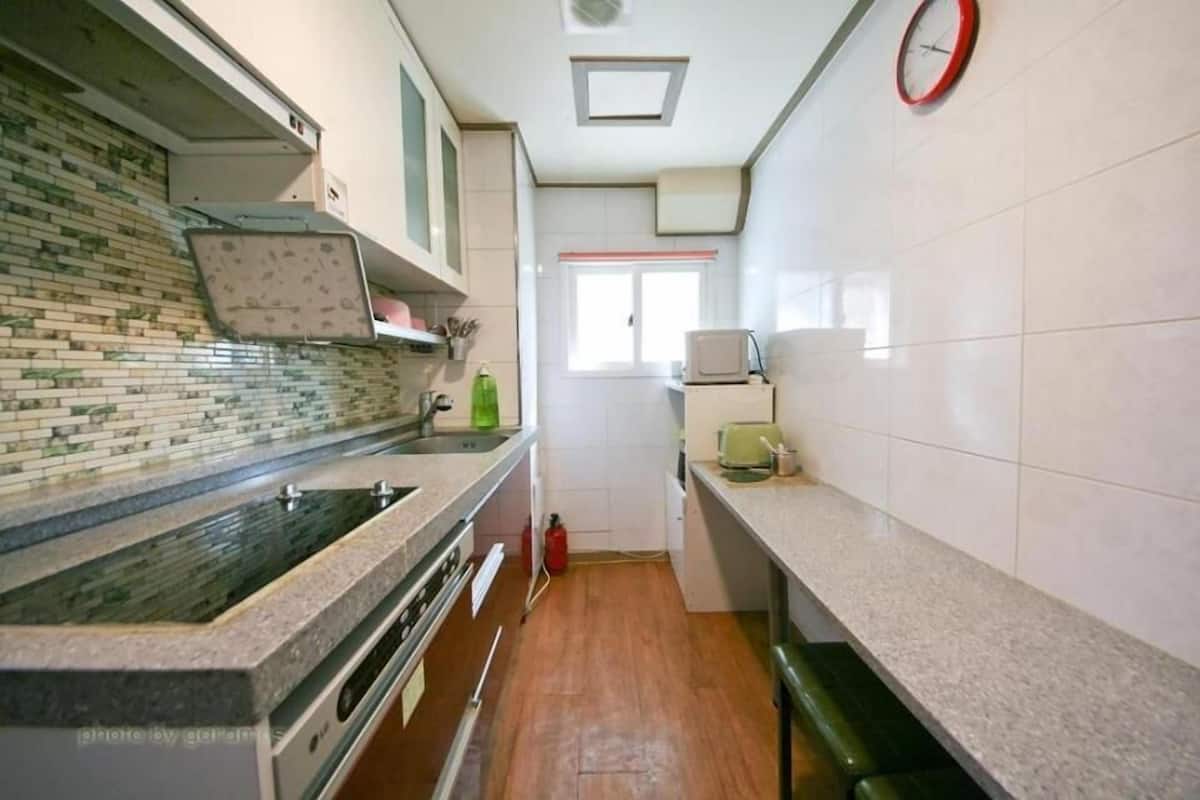 Kamar Single Basic, Bebas Asap Rokok | Dapur pribadi | Lemari es kecil, microwave, oven, dan peralatan masak/sendok-piring