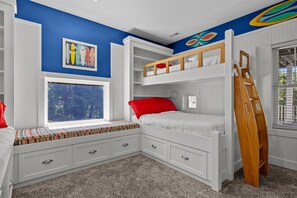 5 chambres, fer et planche à repasser, lit de bébé portatif