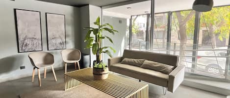 Apartamento conforto, sacada, vista para a cidade | Área de estar