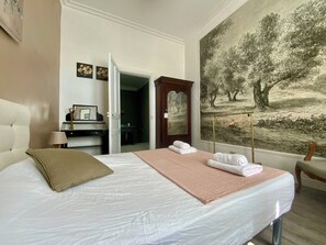 6 bedrooms, iron/ironing board, WiFi, bed sheets