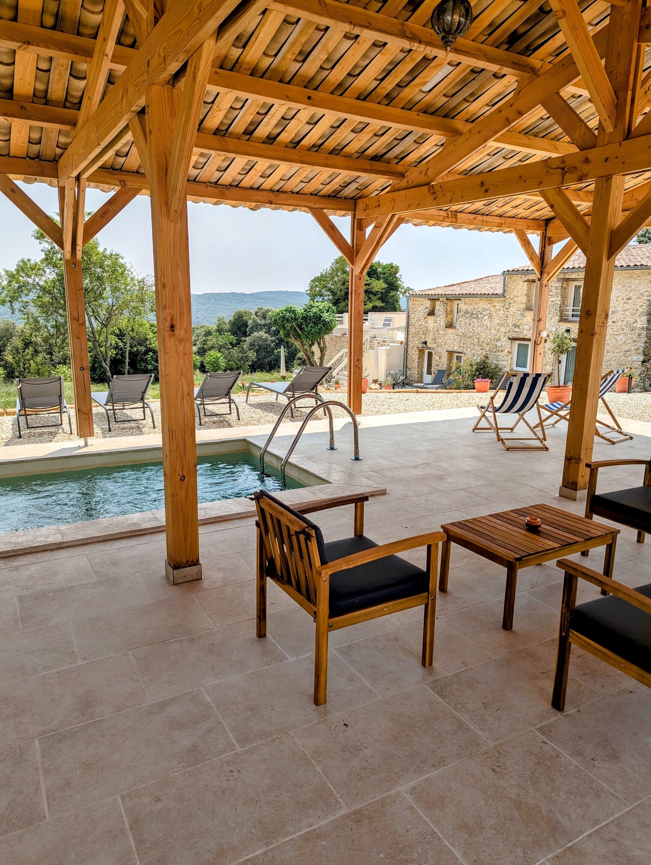 Una piscina al aire libre de temporada