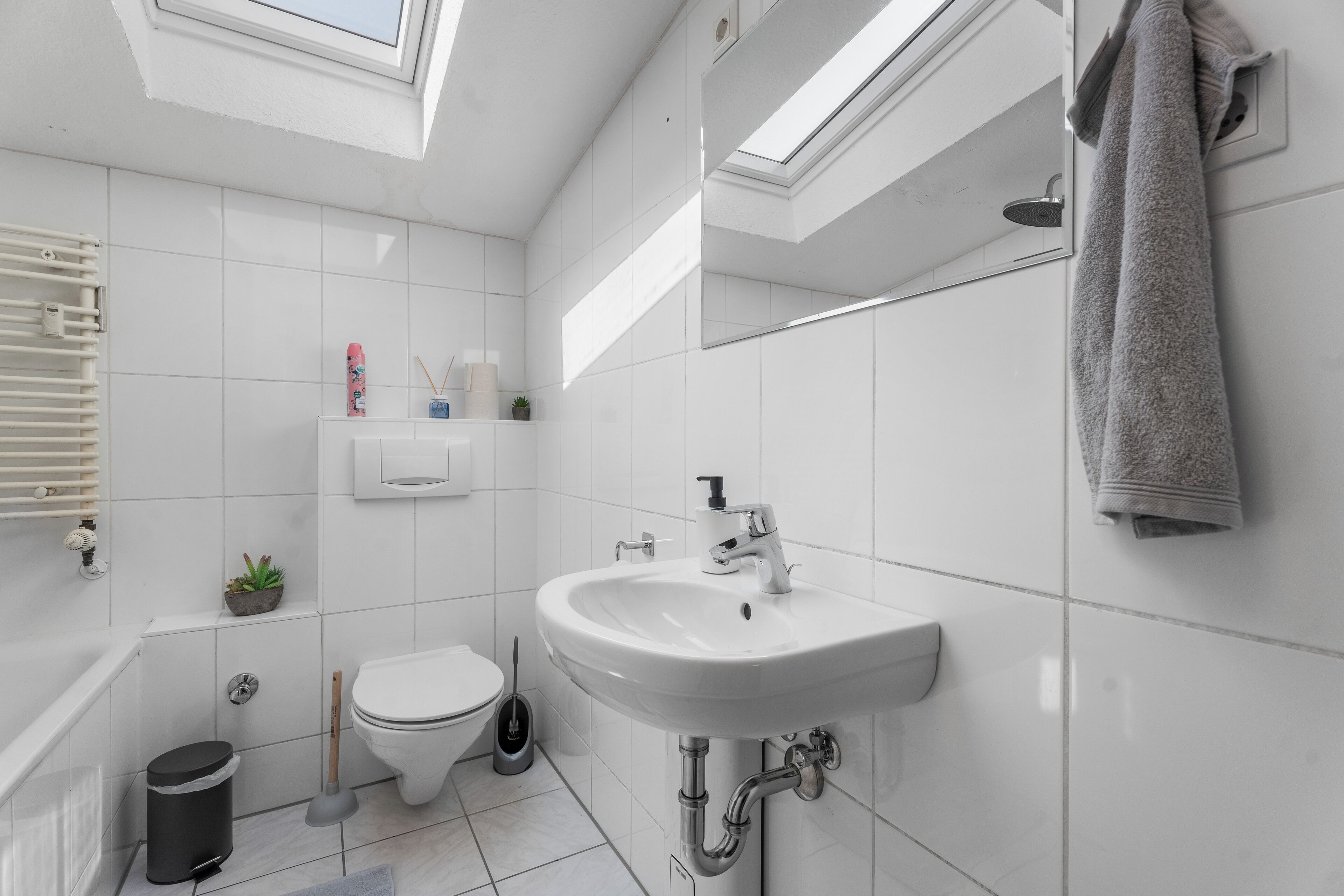 Een haardroger, handdoeken, zeep