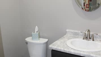 Douche, serviettes fournies, savon, papier toilette