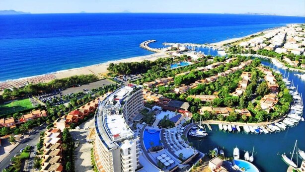 A coastal resort with a large hotel, a marina, and a beach. - Portorosa Beach Resort (Tonnarella)