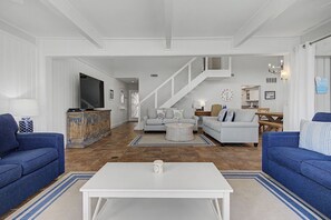 Villa - flera sängar - kök - utsikt mot golfbanan (57 Woodbine Villas ) | Vardagsrum | 42-tums platt-tv med digitalkanaler