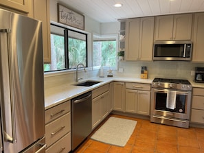 Maison, plusieurs lits, patio, vue jardin (43 Woodbine Place) | Cuisine privée | Cafetière/bouilloire, tables à manger