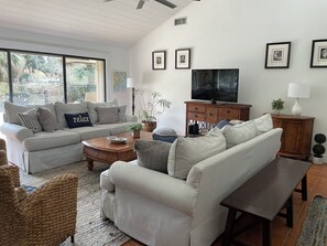 Maison, Plusieurs lits, patio, vue sur le jardin (43 Woodbine Place) | Aire de séjour | Téléviseur à écran plat de 42 po avec télévision numérique