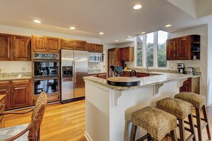 Nhà, nhiều giường, bếp, quang cảnh hồ bơi (58 Stoney Creek) | Bếp riêng | Dụng cụ pha cà phê/trà, bàn ăn 
