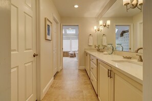 Nhà, nhiều giường, bếp, quang cảnh hồ bơi (58 Stoney Creek) | Phòng tắm | Khăn tắm 