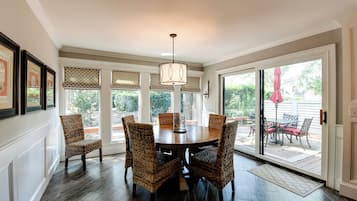 Villa, meerdere bedden, keuken, uitzicht op tuin (213 Twin Oaks) | Dineren