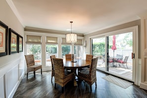 Villa, plusieurs lits, cuisine, vue jardin (213 Twin Oaks) | Restauration