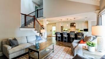 Villa, flere senger, kjøkken, hageutsikt (213 Twin Oaks) | Oppholdsområde | En 42-tommers Flatskjerm-TV med digitale kanaler