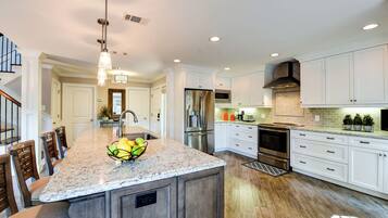 Villa, flere senger, kjøkken, hageutsikt (213 Twin Oaks) | Eget kjøkken | Kaffetrakter/tekoker og spisebord