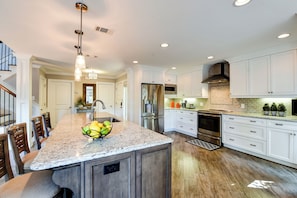 Villa, plusieurs lits, cuisine, vue jardin (213 Twin Oaks) | Cuisine privée | Cafetière/bouilloire, tables à manger