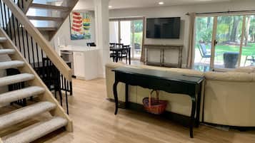 Villa, meerdere bedden, keuken, uitzicht op tuin (459 Plantation Club Villas) | Woonruimte | Een 42-inch flatscreentelevisie met digitale zenders