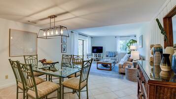 Villa, varias camas, cocina, vistas al campo de golf (436 Plantation Club Villas) | Zona de estar | Televisión de pantalla plana de 42 pulgadas con canales digitales