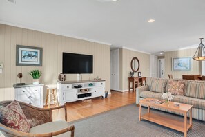 Villa - flera sängar - kök (64 Fairway Lane) | Vardagsrum | 42-tums platt-tv med digitalkanaler