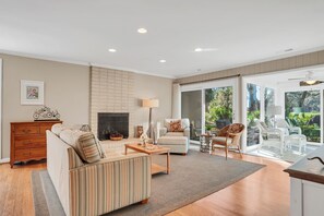 Vila, várias camas, cozinha (64 Fairway Lane) | Área de estar | TV de tela plana 42 polegadas com canais digitais