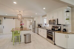 Maison, plusieurs lits, cuisine, vue piscine (337 Greenwood Drive) | Cuisine privée | Cafetière/bouilloire, tables à manger