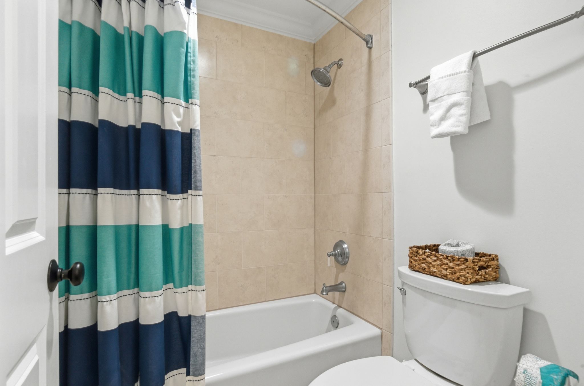 Une salle de bain équipée d’une baignoire, d’une douche, de toilettes et d’un porte-serviettes.
