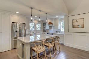 Maison, plusieurs lits, cuisine, vue jardin (227 South Sea Pines Dr.) | Cuisine privée | Cafetière/bouilloire, tables à manger