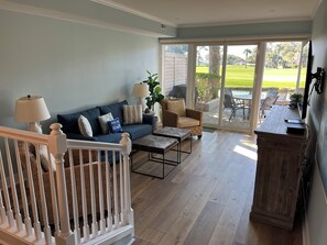 Villa - flere senge - køkken - udsigt til golfbane (189 Twin Oaks) | Opholdsområde | 42-tommers fladskærms-tv med digitale kanaler