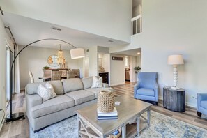 Villa, Meerdere bedden, terras, uitzicht op tuin (267 Stoney Creek Villa) | Woonruimte | Een 42-inch flatscreentelevisie met digitale zenders