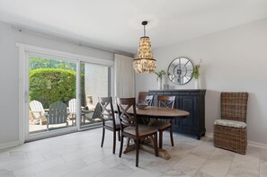 Huvila, useita sänkyjä, patio, näköala puutarhaan (267 Stoney Creek Villa) | Ruokailu
