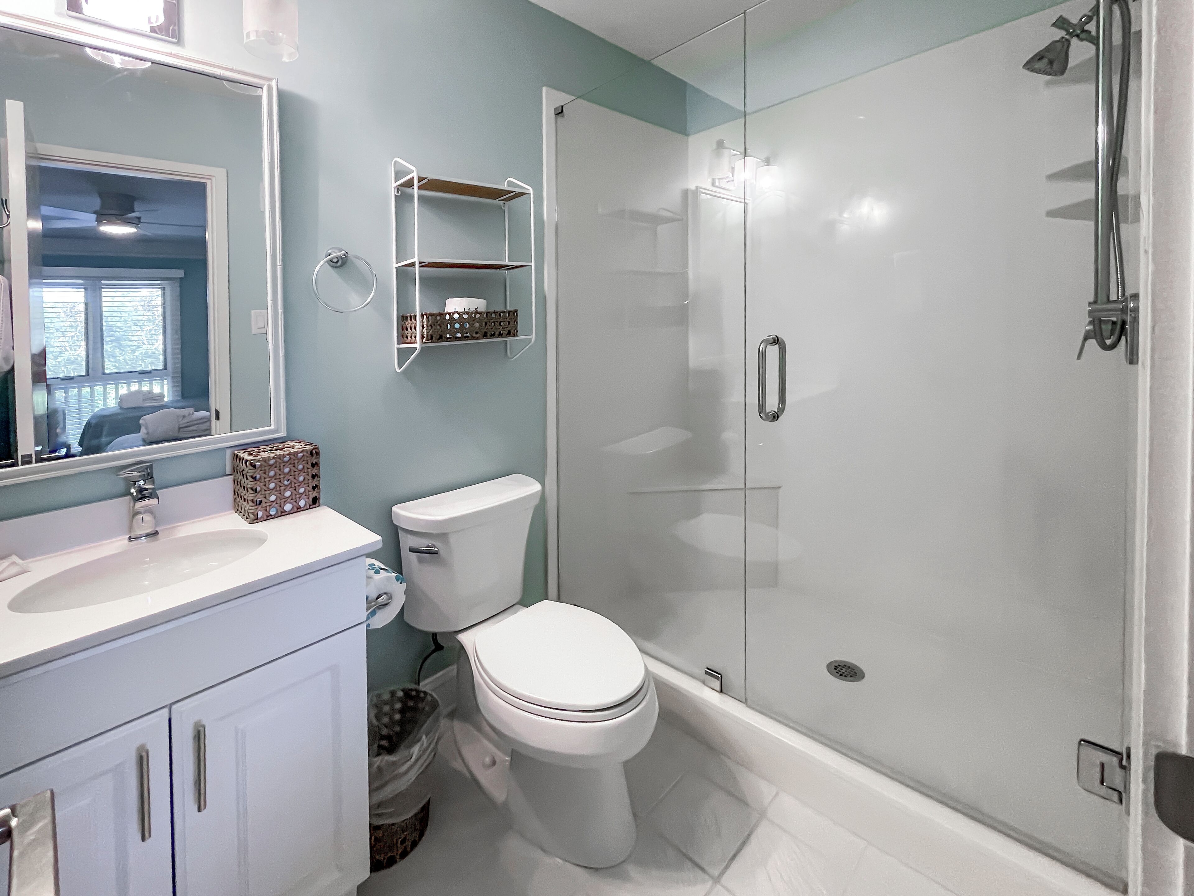 Un baño con inodoro, lavabo y ducha.