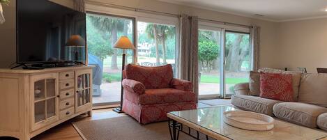 Casa, varias camas, acceso a la alberca, vista al jardín (149 N. Sea Pines Drive) | Área de sala de estar | Televisión de pantalla plana de 42 pulgadas con canales digitales