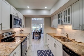 Villa, plusieurs lits, cuisine (82 Fairway Lane) | Cuisine privée | Cafetière/bouilloire