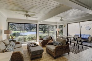 Villa, plusieurs lits, cuisine (82 Fairway Lane) | Coin séjour