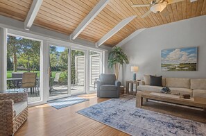 Villa, Meerdere bedden, keuken, uitzicht op tuin (174 Twin Oaks) | Woonruimte | Een 42-inch flatscreentelevisie met digitale zenders