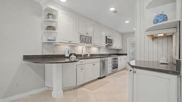 ヴィラ ベッド (複数台) キッチン ガーデンビュー (174 Twin Oaks) | 専用キッチン | コーヒー / ティーメーカー、ダイニングテーブル