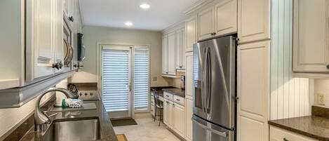 CafetiÚre-théiÚre, table de salle à manger