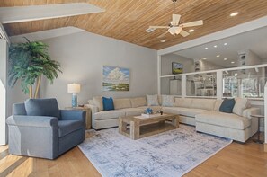 Villa, varias camas, cocina, vista al jardín (174 Twin Oaks) | Área de sala de estar | Televisión de pantalla plana de 42 pulgadas con canales digitales 