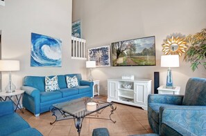 Villa, varias camas, cocina, vista al jardín (271 Stoney Creek Villa) | Área de sala de estar | Televisión de pantalla plana de 42 pulgadas con canales digitales 
