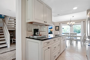 Villa, plusieurs lits, cuisine, vue jardin (271 Stoney Creek Villa) | Cuisine privée | Cafetière/bouilloire, tables à manger