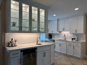 Villa, varias camas, cocina, vista al campo de golf (153 Harbourwood Villa) | Cocina privada | Cafetera y tetera y comedor 