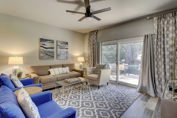 Villa, varias camas, cocina, vista al jardín (294 Stoney Creek Villa) | Área de sala de estar | Televisión de pantalla plana de 42 pulgadas con canales digitales 