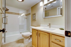 Villa, Mehrere Betten, Küche, Blick auf den Golfplatz (444 Plantation Club Villas) | Badezimmer | Handtücher