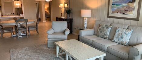 Villa, varias camas, cocina, vista al campo de golf (444 Plantation Club Villas) | Área de sala de estar | Televisión de pantalla plana de 42 pulgadas con canales digitales