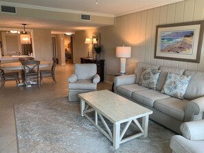 Villa, varias camas, cocina, vista al campo de golf (444 Plantation Club Villas) | Área de sala de estar | Televisión de pantalla plana de 42 pulgadas con canales digitales 
